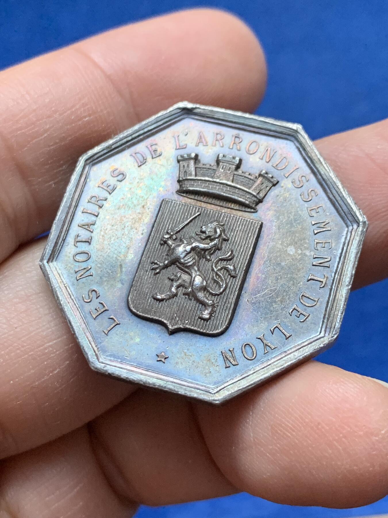 《竞宝斋》第444场 周日，周一，2场连拍 （全场包邮） 1860-1879年里昂公证人八角银质代币 32.8mm 15.9g 蜜蜂边铭 狮子皇冠