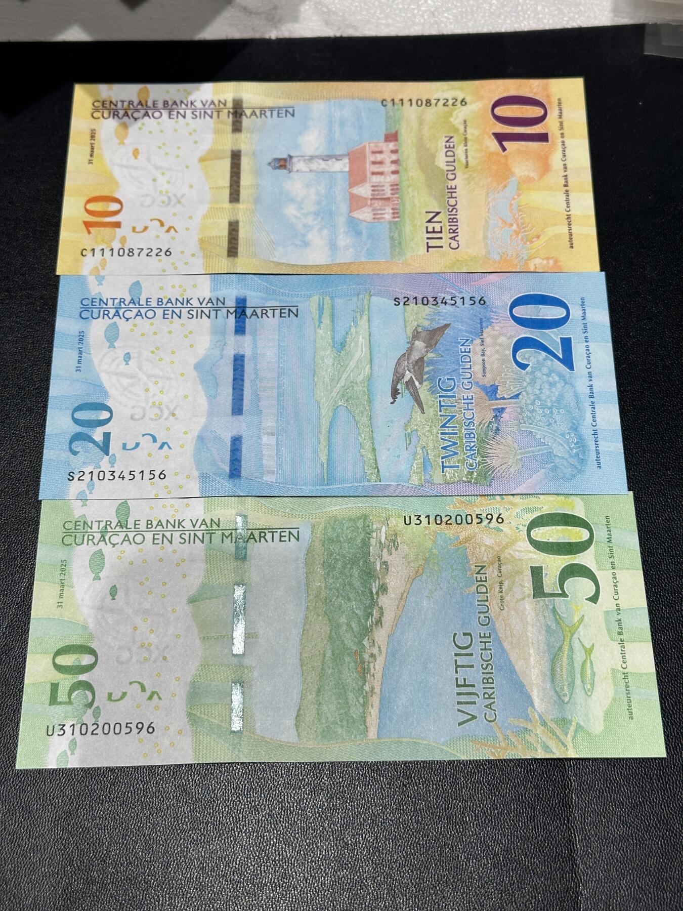 《外钞收藏家》第五百九十期（欧洲强钞、港币、硬通货及丰富裸币大拍场）（本平台长期征集拍品、欢迎藏友们联系合作） 2025年版库拉索和圣马丁10、20、50盾 三张一起  全新UNC 全部是靓号尾6