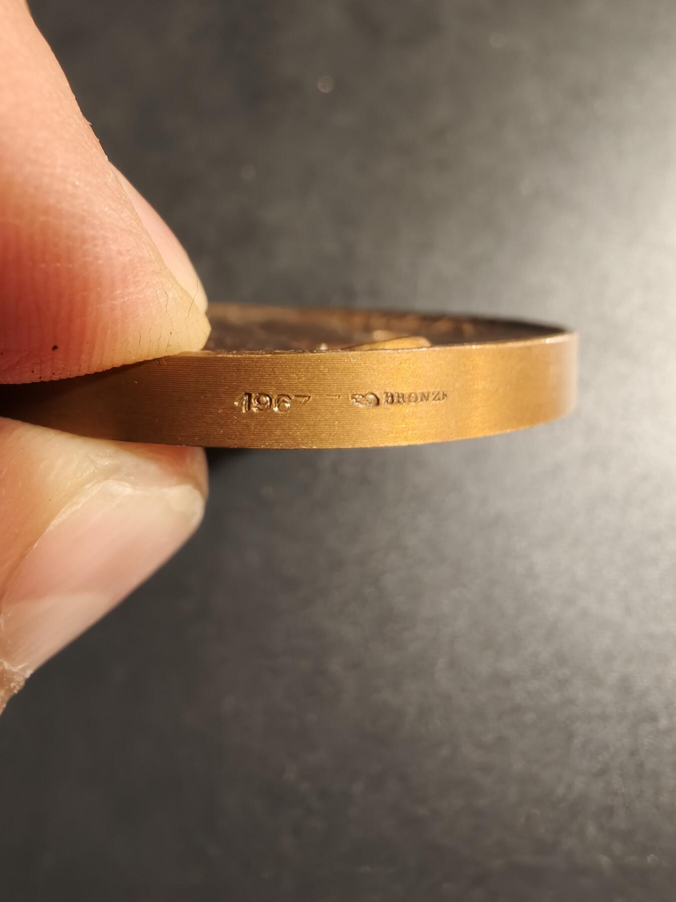 老王徽章第167期 法国维埃纳市参议员赠大铜章      直径50mm.    重量67.4g