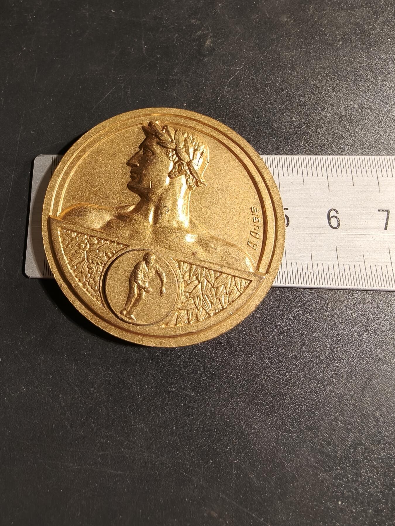 老王徽章第167期 法国田径运动镀金大铜章     直径50mm.    重量57g