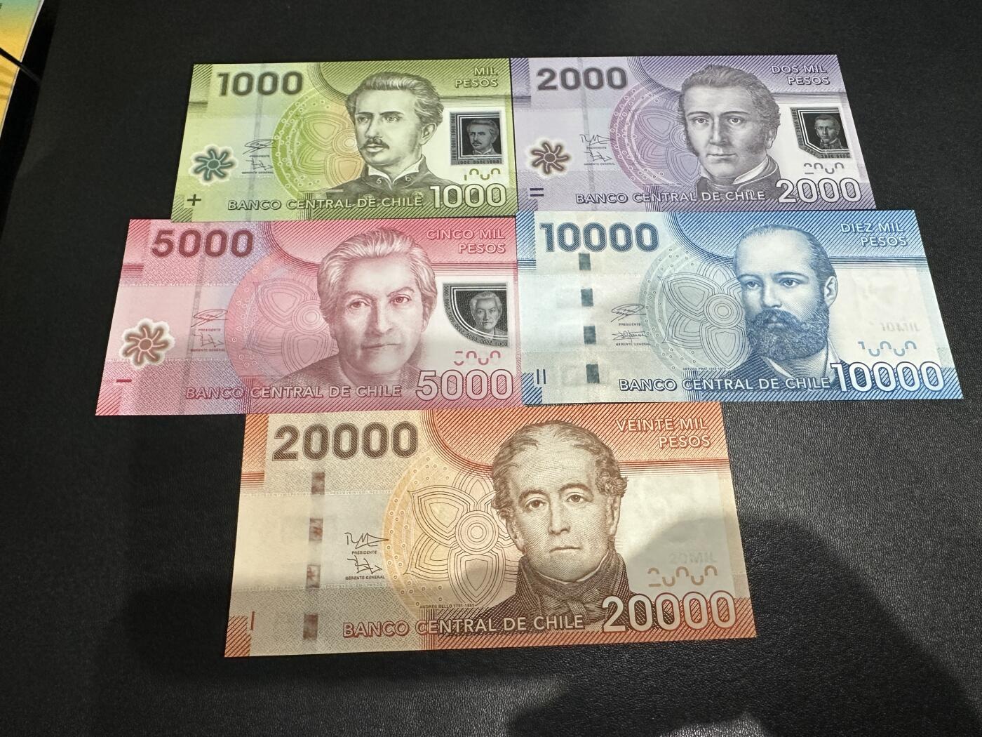 《外钞收藏家》第五百九十期（欧洲强钞、港币、硬通货及丰富裸币大拍场）（本平台长期征集拍品、欢迎藏友们联系合作） 智利1000-1万比索 五张一起 全新UNC 全部是靓号 （2万背面有压印 正面不明显）