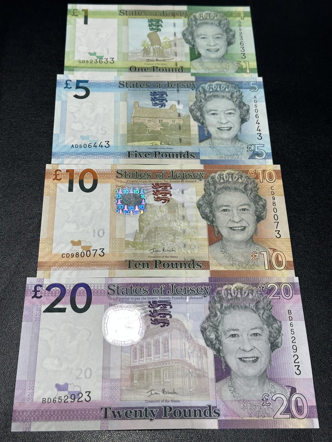 《外钞收藏家》第五百九十期（欧洲强钞、港币、硬通货及丰富裸币大拍场）（本平台长期征集拍品、欢迎藏友们联系合作） 泽西1、5、10、20镑 4张一起 全新UNC 全部是靓号尾3 但1和20镑有轻微潮点