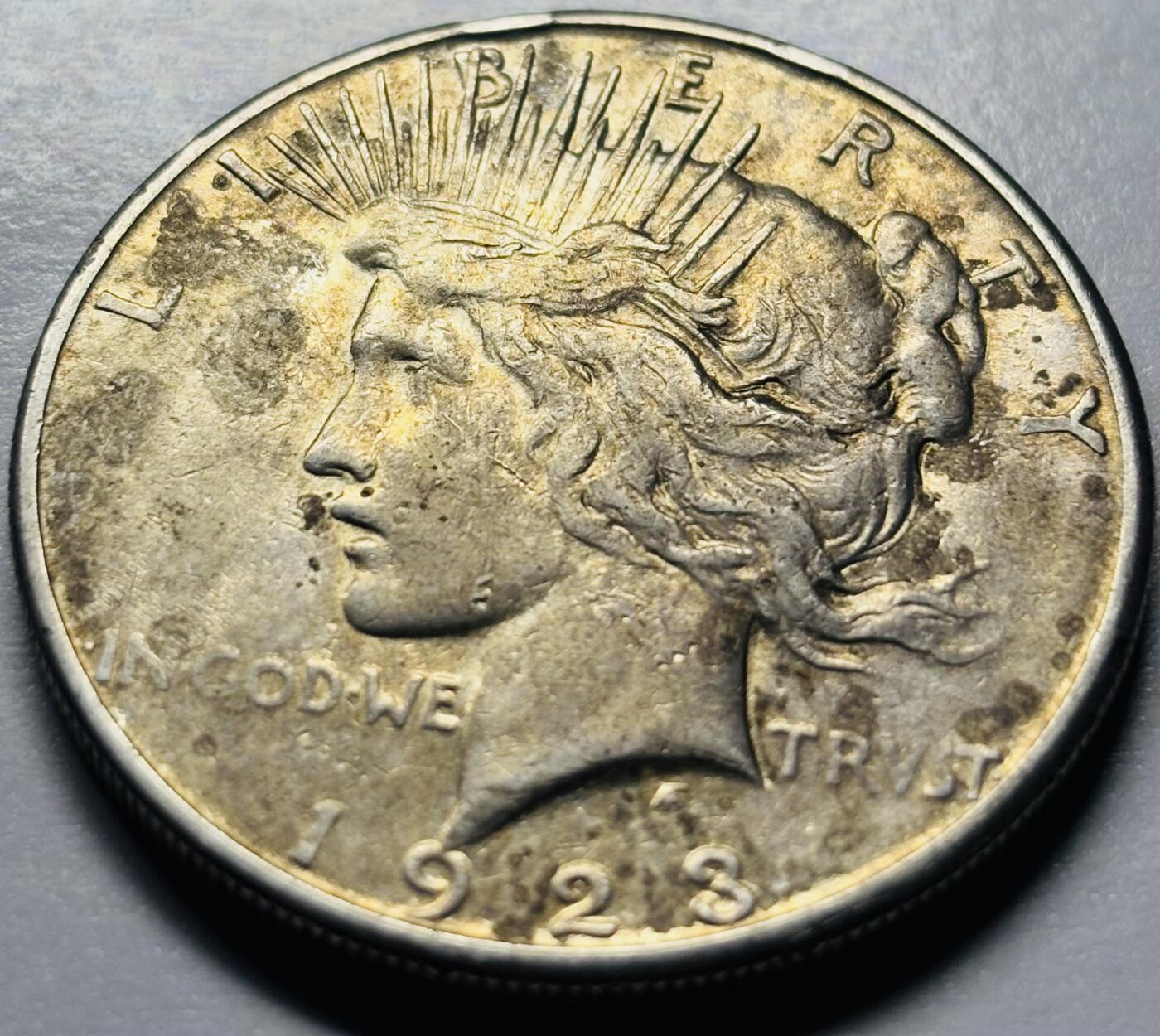 文馨钱币收藏第 283 场，【大雪鉴珍，寒英缀金】金银纪念币精品场，诚邀您的参与【长期接代拍品】 金彩黄油包浆 1923 年美国和平鸽一元银元