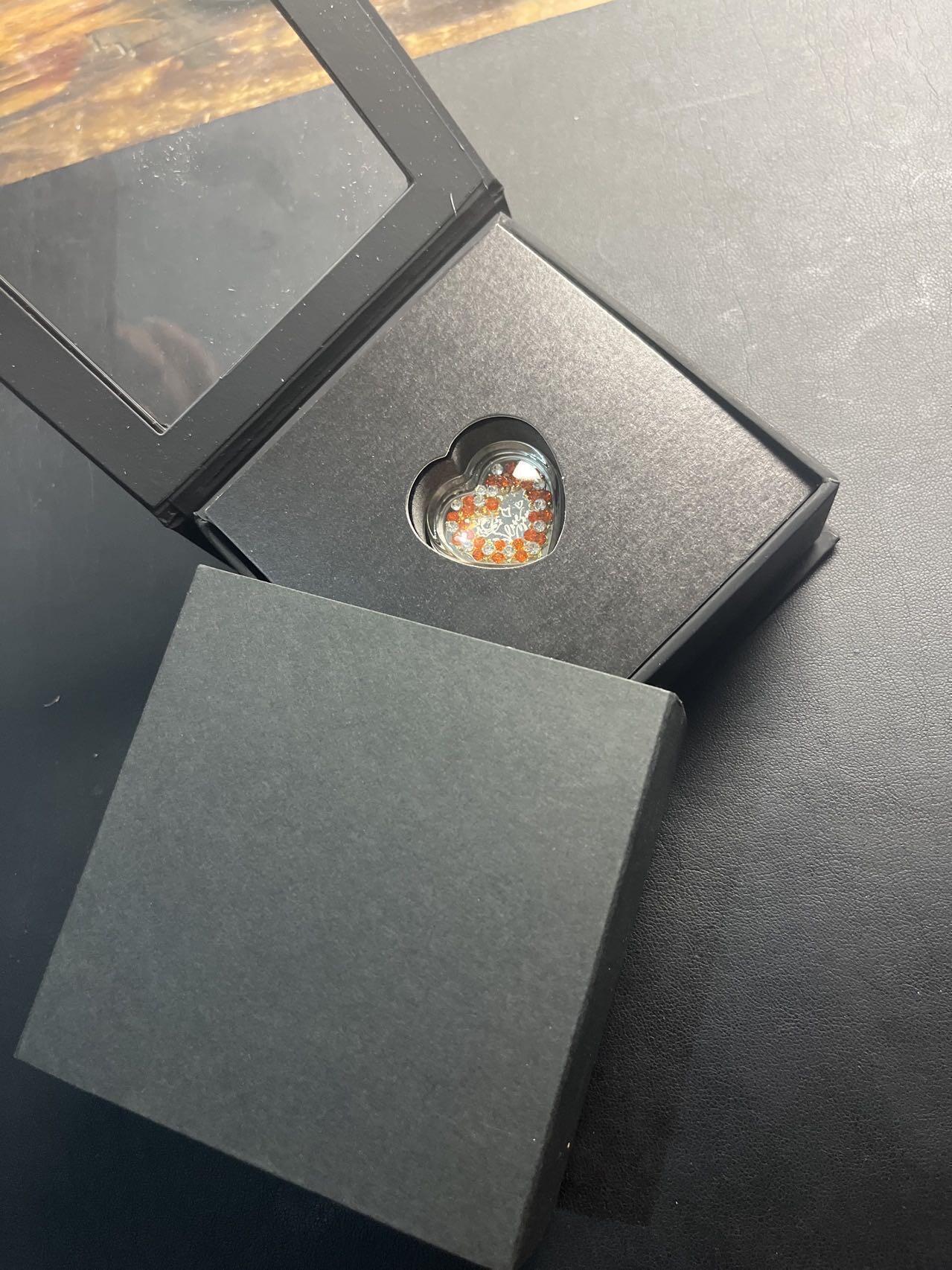 ❤️【币观天下】❤️ 第333期钱币拍卖- 2025.12.5周五晚上6点半场-长期征集拍品 原厂盒证纽埃2024年情人节快乐镶嵌镀金花饰、镶嵌水晶心形精制银币999银10克直径24毫米发行量999枚