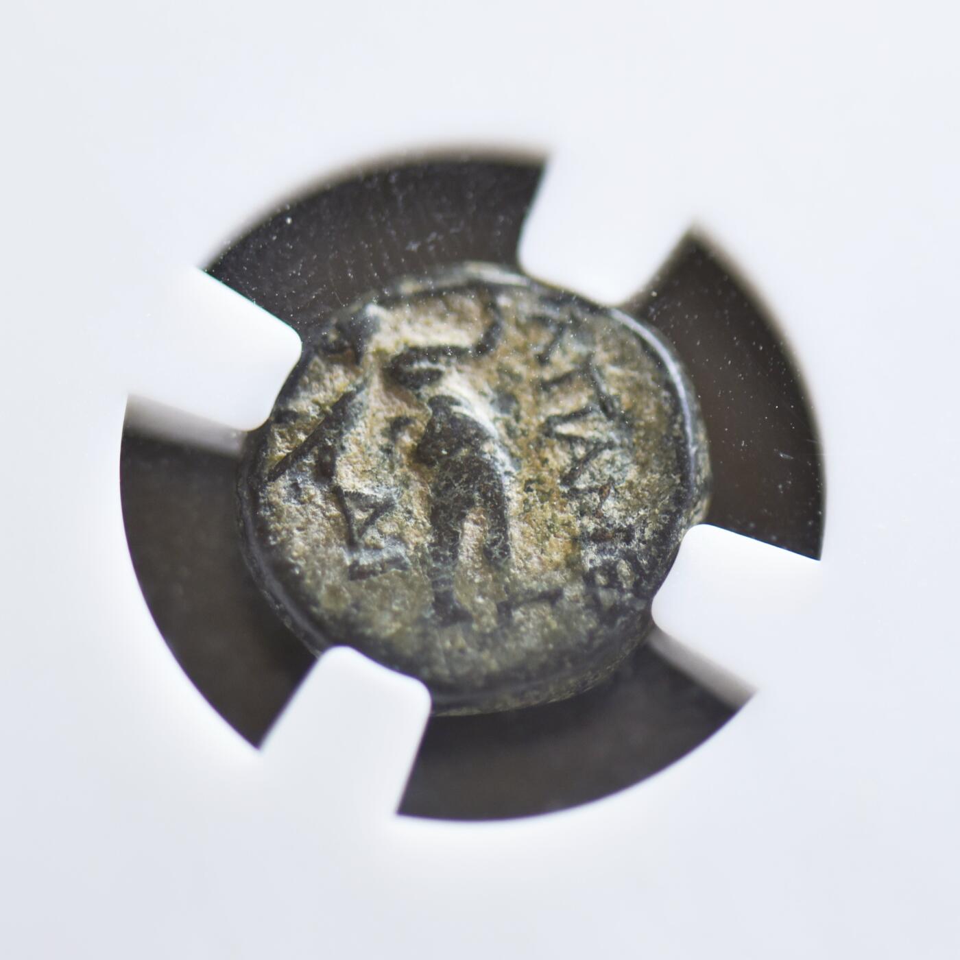 【良泉】【2025年最后一场】12月18日晚19.30点开拍！188组【直播场】西方古代钱币、丝路杂项、印章！  【藏家出品B】公元前88-40年，古希腊弗里几亚地区，阿帕梅亚城打制，提喀女神/萨堤尔-玛尔叙阿斯吹笛，铜币，4.47克