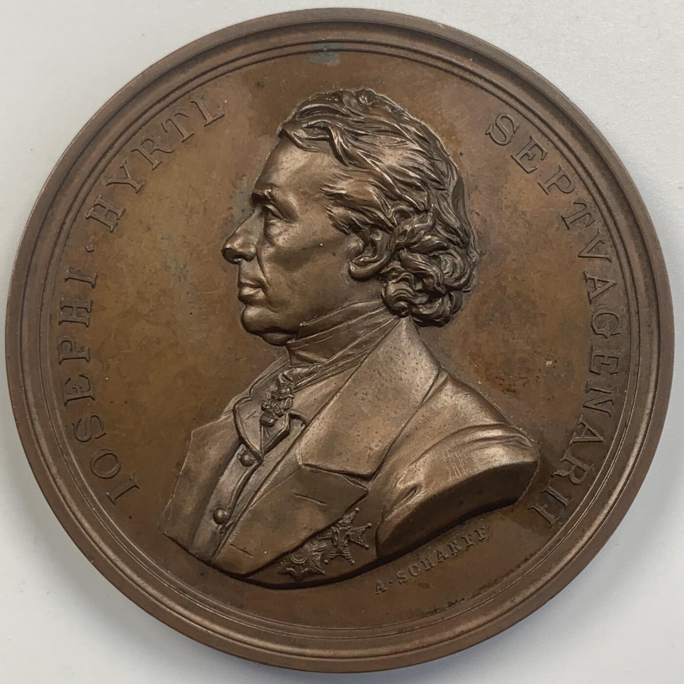 掌中浮雕-藏着的欧洲第044场 1880年奥地利维也纳生物教授HYRTL70岁寿辰纪念铜章，奥地利章牌大师安东•沙夫章（ A.Scharff）作品 , 64mm