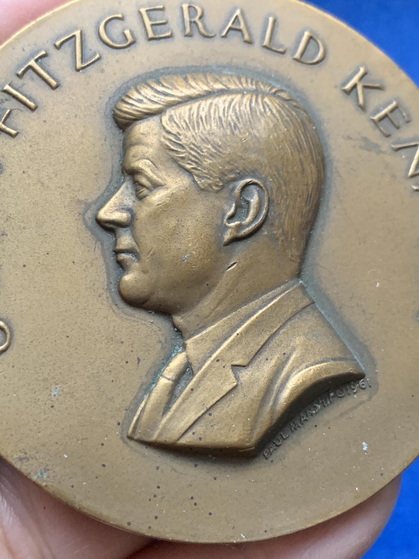 《竞宝斋》第444场 周日，周一，2场连拍 （全场包邮） 美国肯尼迪总统纪念大铜章 163克 69.5mm 铜标边铭