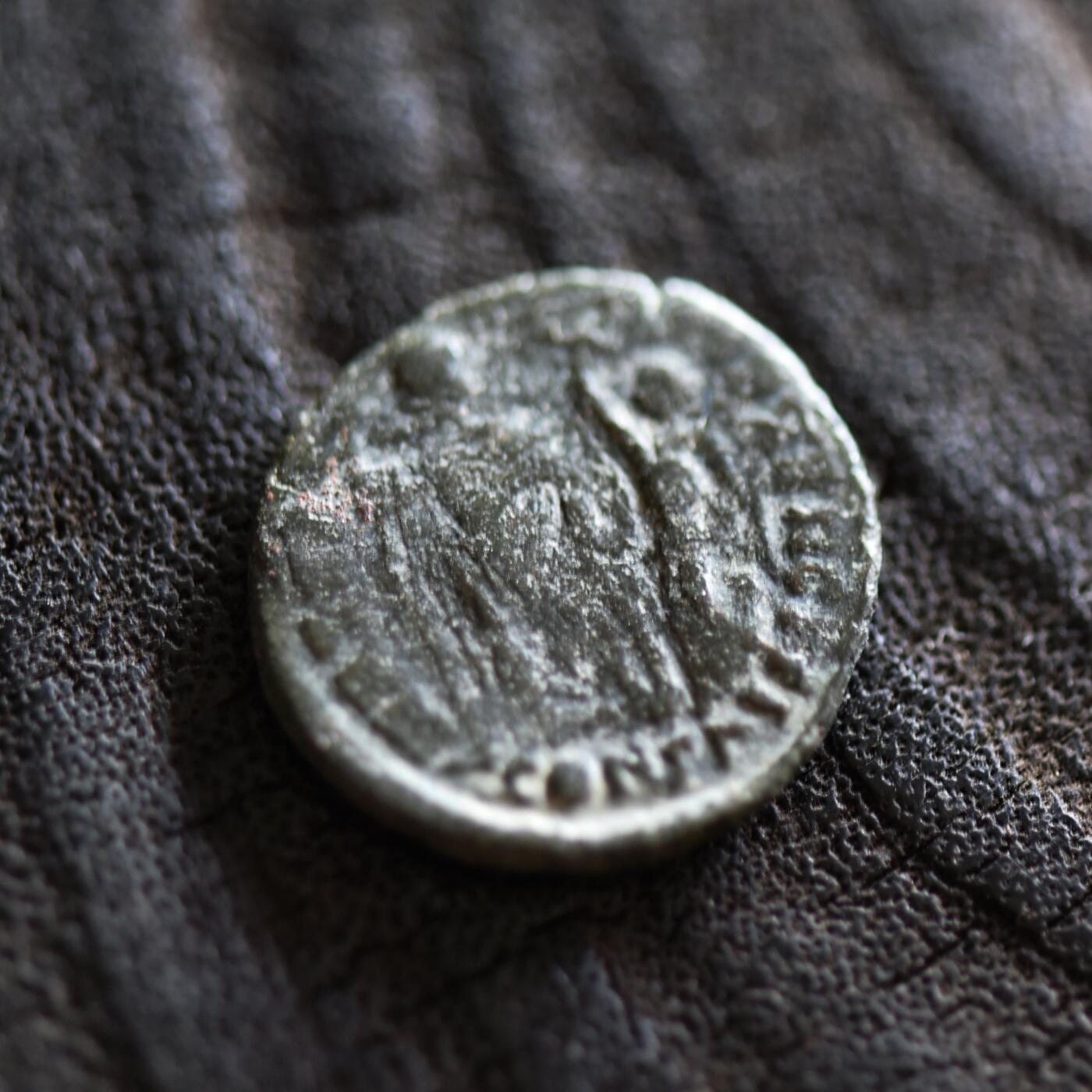 【良泉】【2025年最后一场】12月18日晚19.30点开拍！188组【直播场】西方古代钱币、丝路杂项、印章！  【藏家出品B】公元395-401年，东罗马帝国，阿卡迪乌斯“胜利女神加冕”铜币，君士坦丁堡造币厂，1.8克