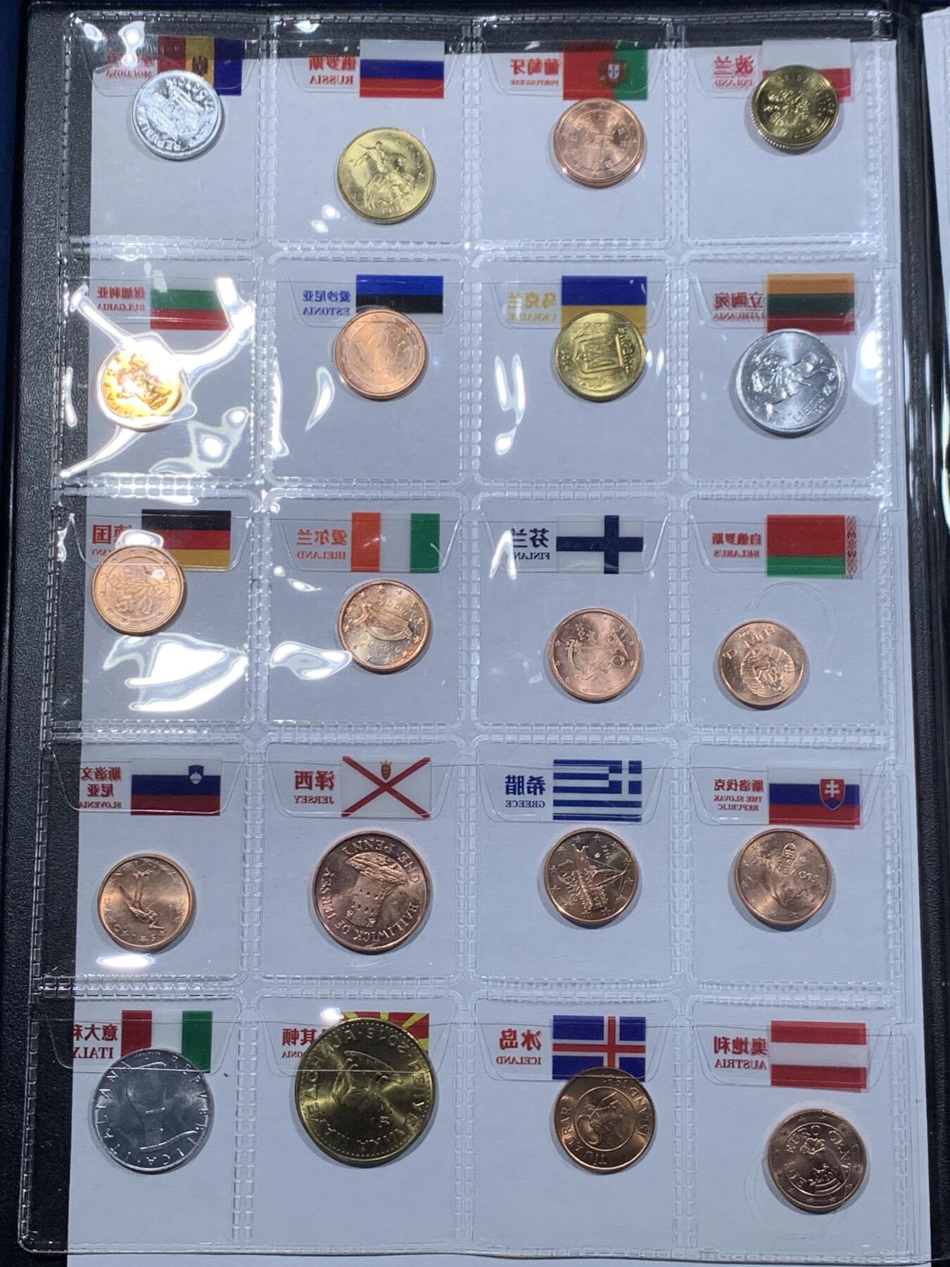《竞宝斋》第444场 周日，周一，2场连拍 （全场包邮） 世界120国硬币大全套珍藏册 甄选世界120个国家120枚硬币集装成册，自带国旗标签和可自由装取的硬币格与透明内页，细节见图。