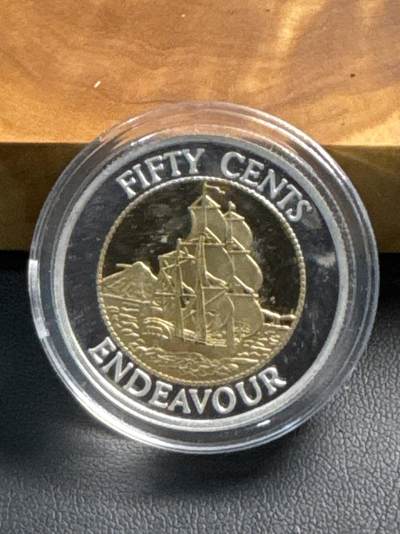 ❤️【币观天下】❤️ 第333期钱币拍卖- 2025.12.5周五晚上6点半场-长期征集拍品 - 新西兰1994年影响世界的传奇帆船奋进号库克船长探索未知的“南方大陆”银铜双金属镶嵌纪念币中心铝青铜镀金外环银直径32.0毫米