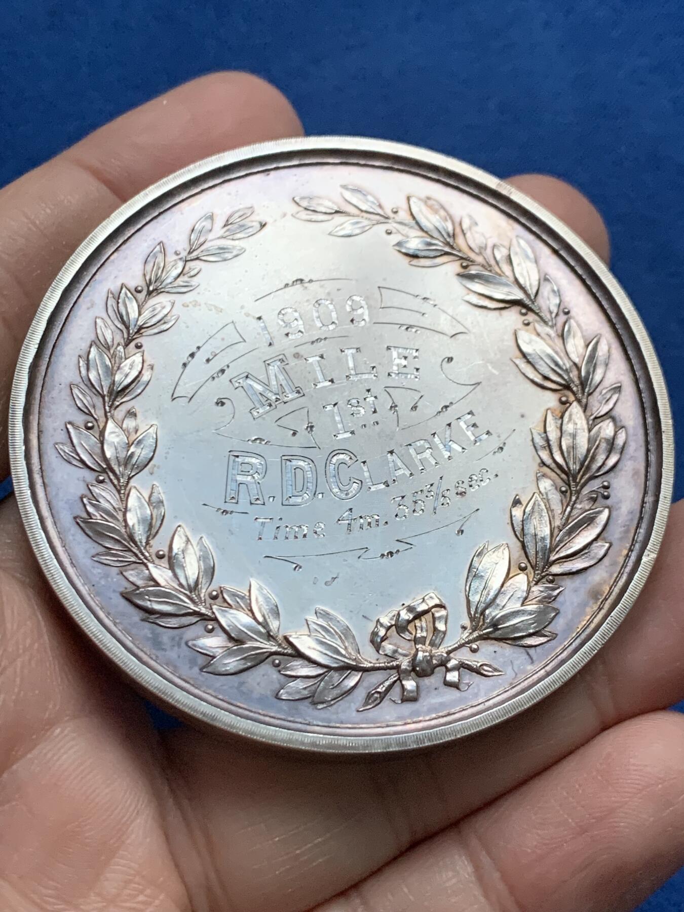 《竞宝斋》第444场 周日，周一，2场连拍 （全场包邮） 英国牛津大学运动俱乐部1909年大型银制奖章，带原盒，60.1mm，重108.2克。颁发给一英里田径比赛的第一名R.D.C.LARKE。用时4分钟35.6秒