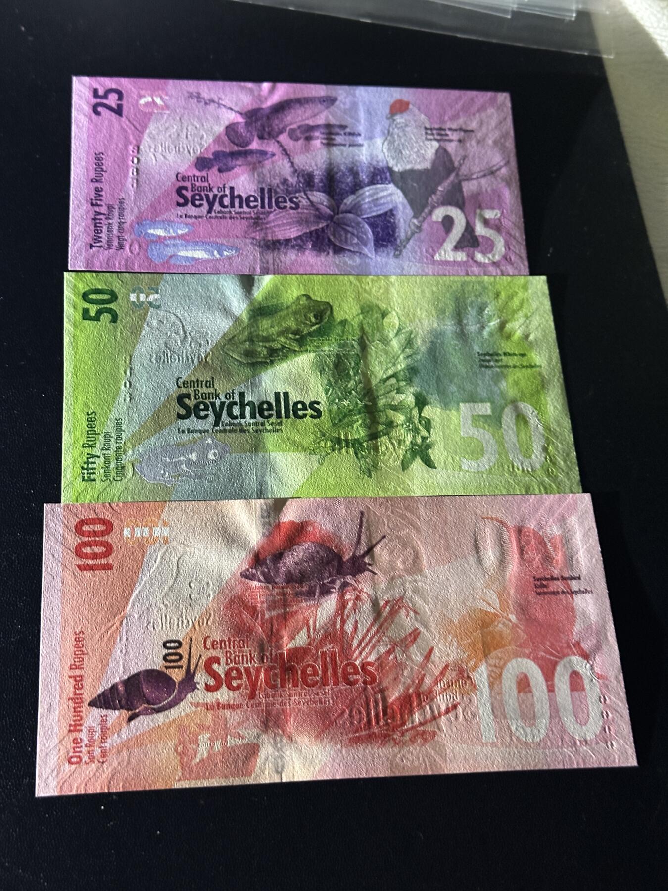 《外钞收藏家》第五百九十期（欧洲强钞、港币、硬通货及丰富裸币大拍场）（本平台长期征集拍品、欢迎藏友们联系合作） 塞舌尔25、50、100卢比 3张一起 全新UNC 全部是靓号尾0