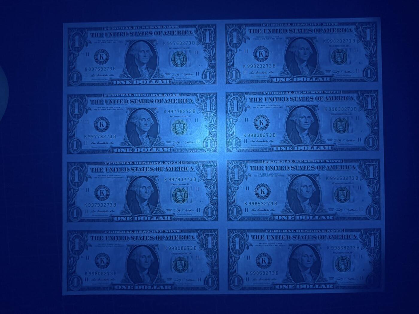 【炜奕收藏】，第五十二期 2009年美国1美元8连体，UNC品相，有轻微车轮印