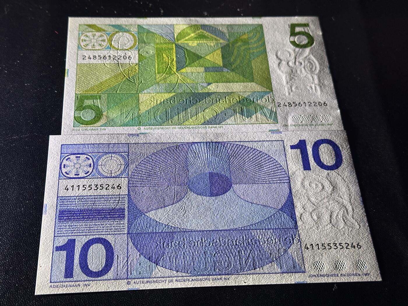 《外钞收藏家》第五百九十期（欧洲强钞、港币、硬通货及丰富裸币大拍场）（本平台长期征集拍品、欢迎藏友们联系合作） 荷兰人像版5和10盾 2张一起 全新UNC