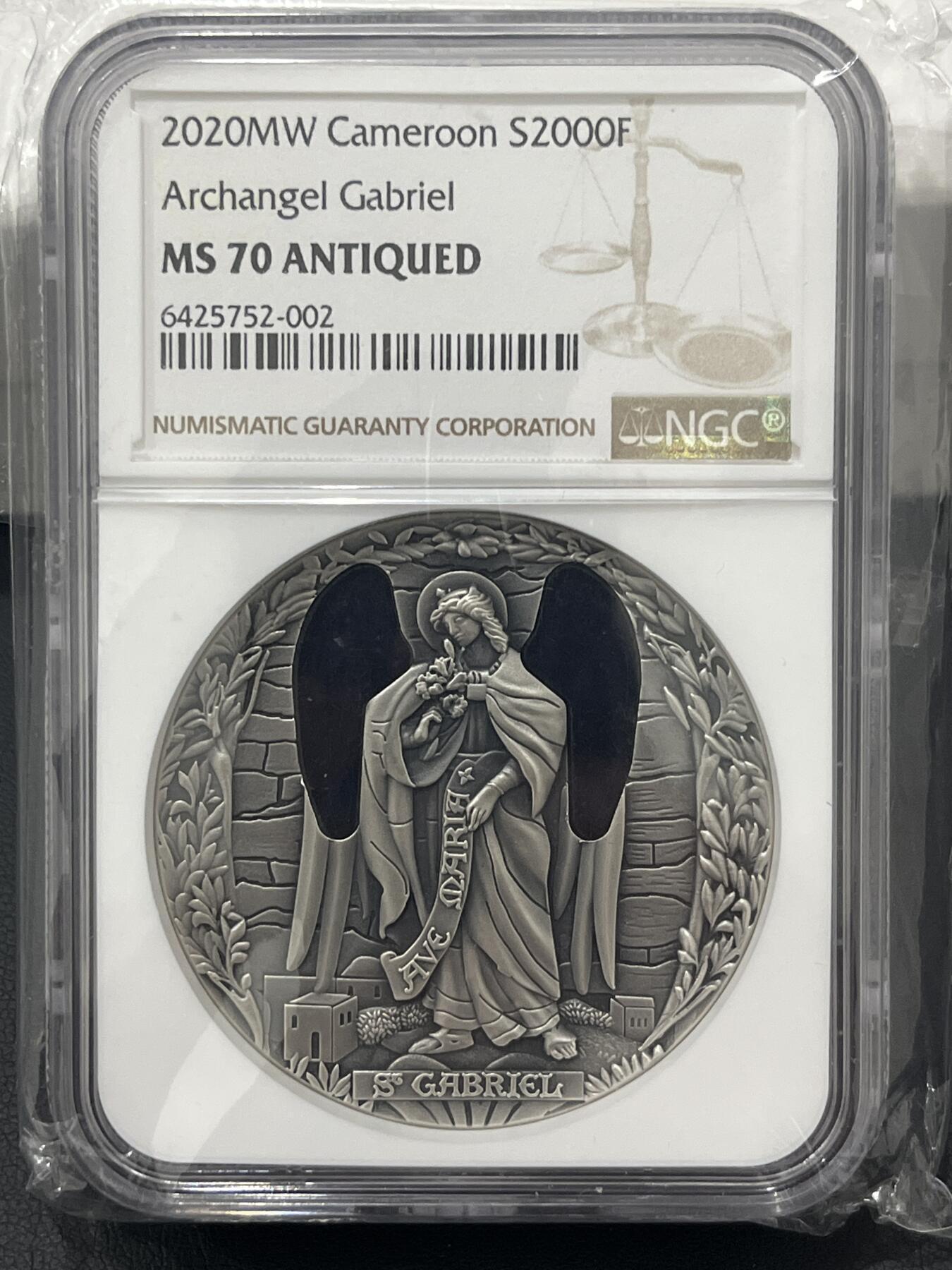 ❤️【币观天下】❤️ 第333期钱币拍卖- 2025.12.5周五晚上6点半场-长期征集拍品 喀麦隆天使系列首枚天使加百列镶嵌玻璃2盎司仿古银币，盒证齐全，ngc70
