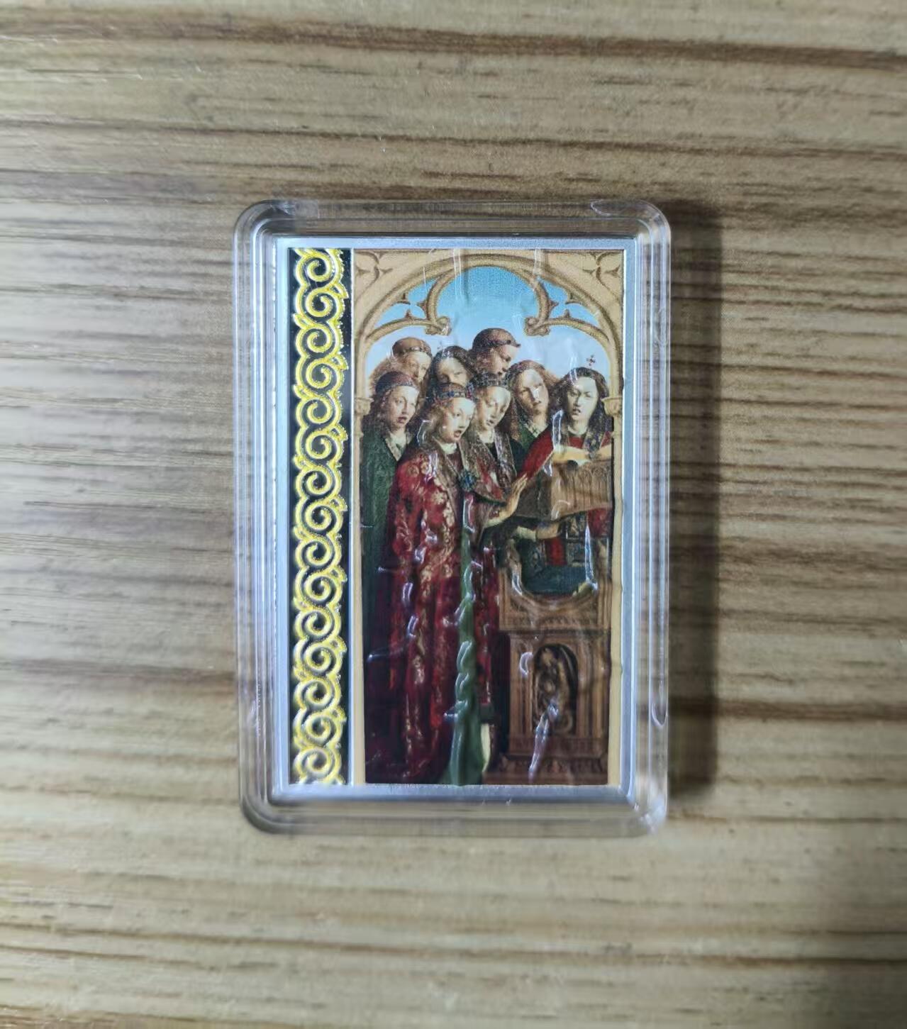 ❤️【币观天下】❤️ 第333期钱币拍卖- 2025.12.5周五晚上6点半场-长期征集拍品 纽埃2018年，凡·埃克兄弟 名画,根特组画系列-“歌唱天使”，异形、镀金、彩色精制银币. 盒证全. 发行仅555枚. 颜色存在凸色现象(由于特有的着色工艺),属于正常现象. 超级精美高颜值漂亮银币. 稀有大师名画系列银币. 国外售价151美元