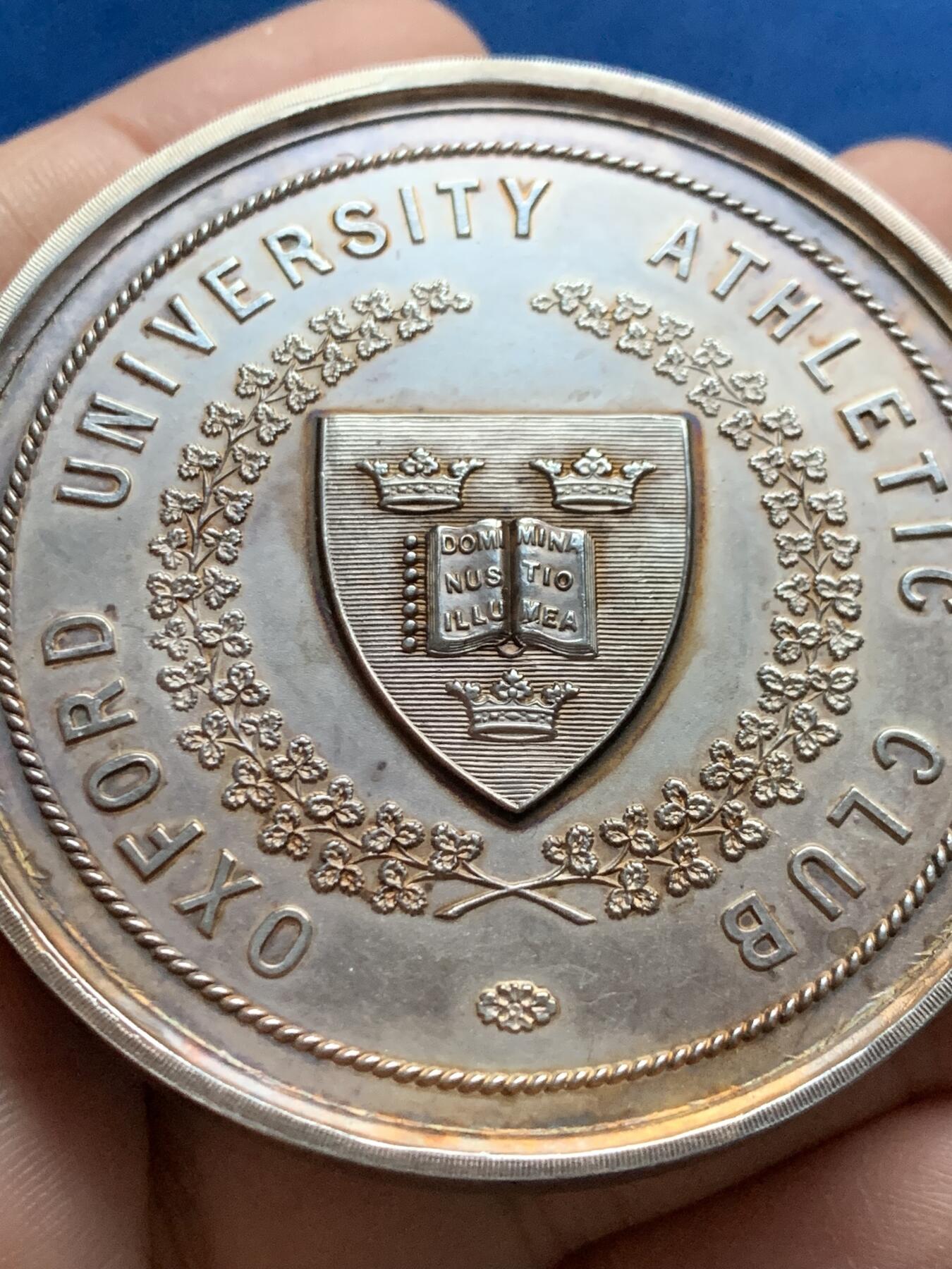 《竞宝斋》第444场 周日，周一，2场连拍 （全场包邮） 英国牛津大学运动俱乐部1909年大型银制奖章，带原盒，60.1mm，重108.2克。颁发给一英里田径比赛的第一名R.D.C.LARKE。用时4分钟35.6秒