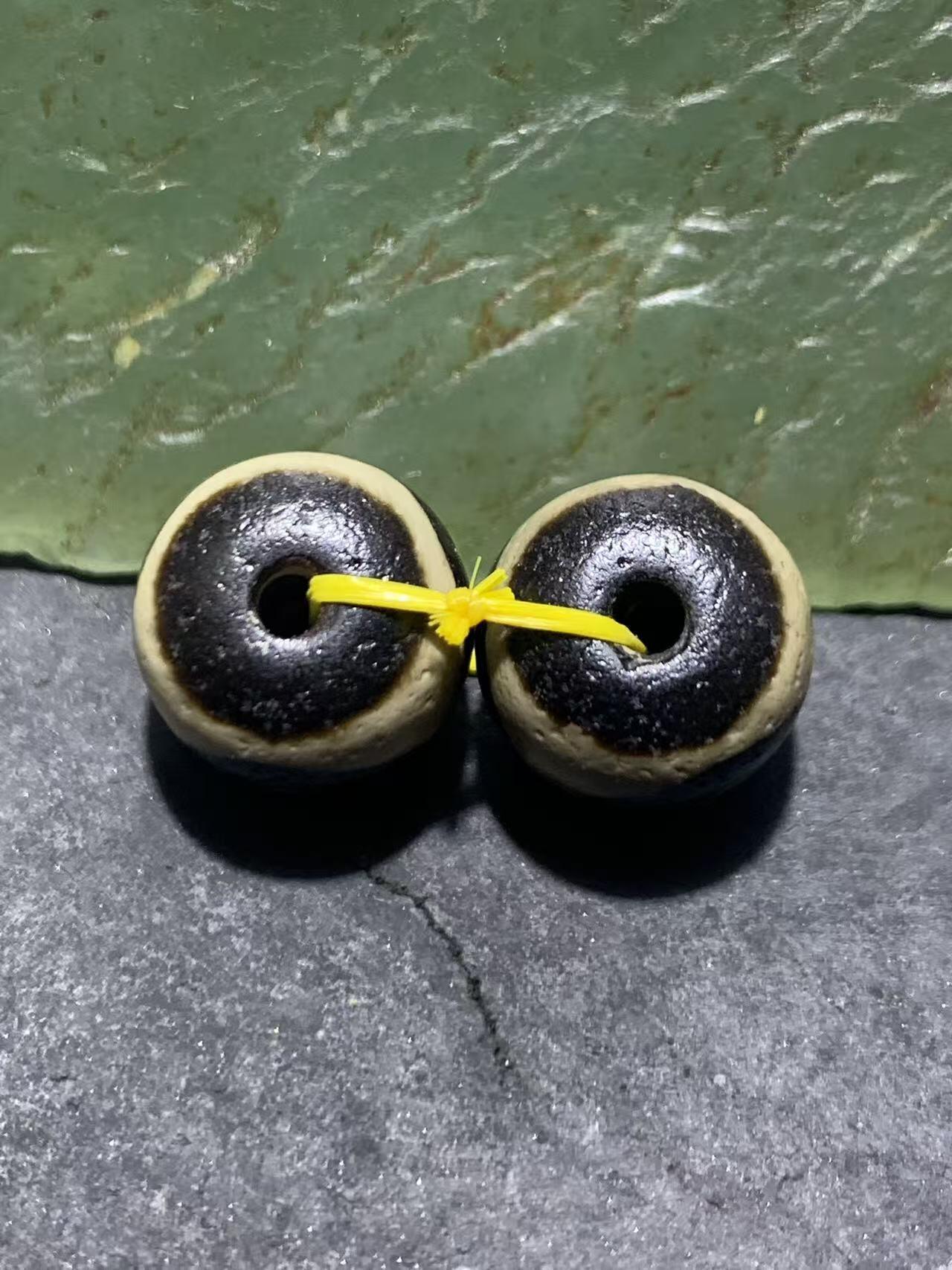 精美藏传虎牙天珠一对，。