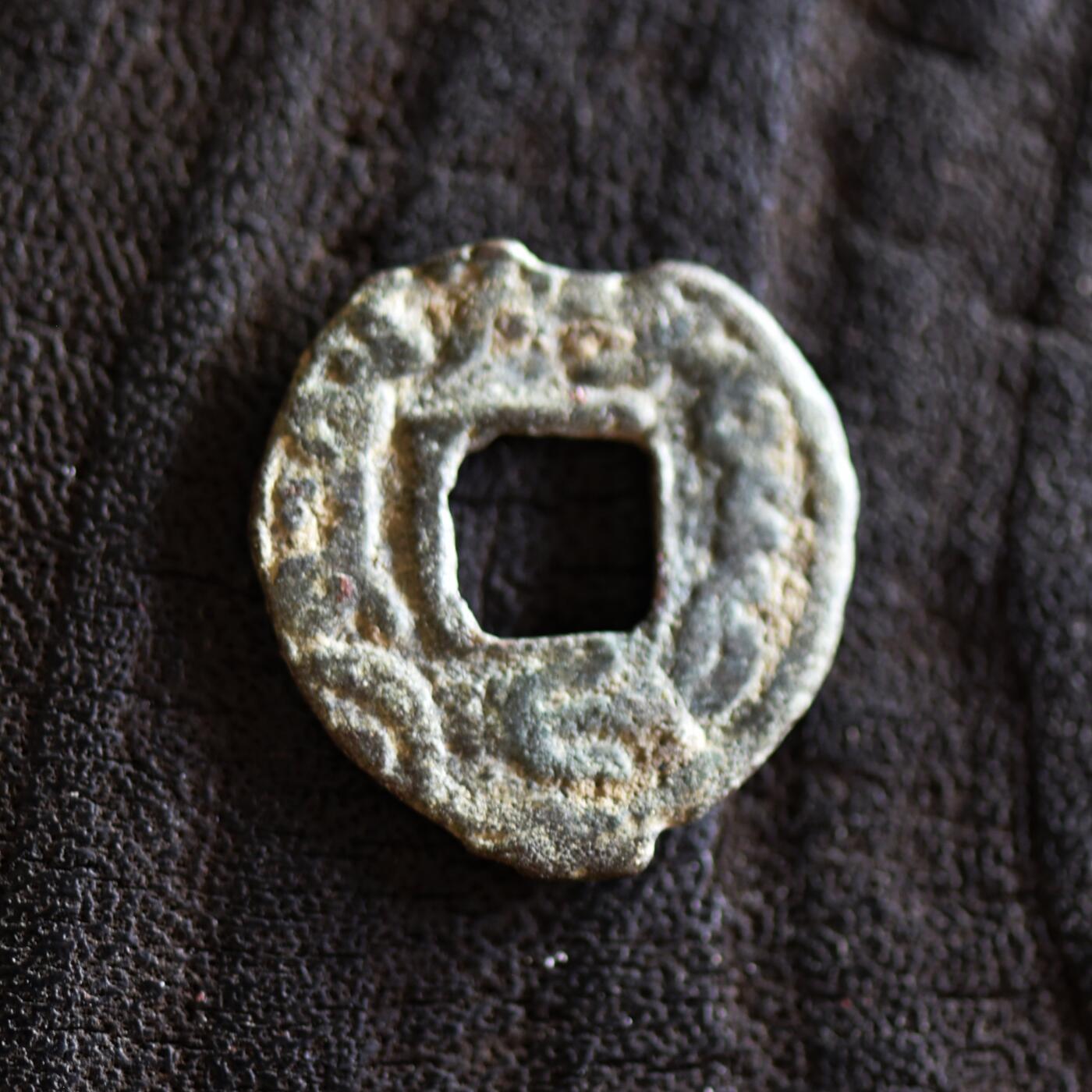 【良泉】【2025年最后一场】12月18日晚19.30点开拍！188组【直播场】西方古代钱币、丝路杂项、印章！ 【藏家出品A】铭文清晰！公元8世纪，七河粟特地区，托古斯十箭部落，双面粟特文方孔铜币，1.01克