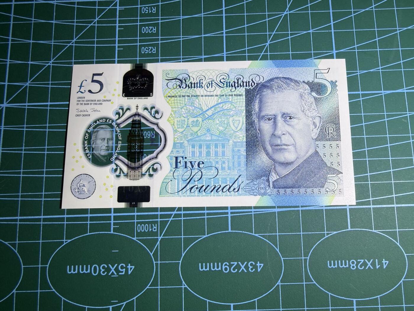 【炜奕收藏】，第五十二期 2024年英国5镑，查尔斯头像，UNC品相，CA01首发冠号码无47