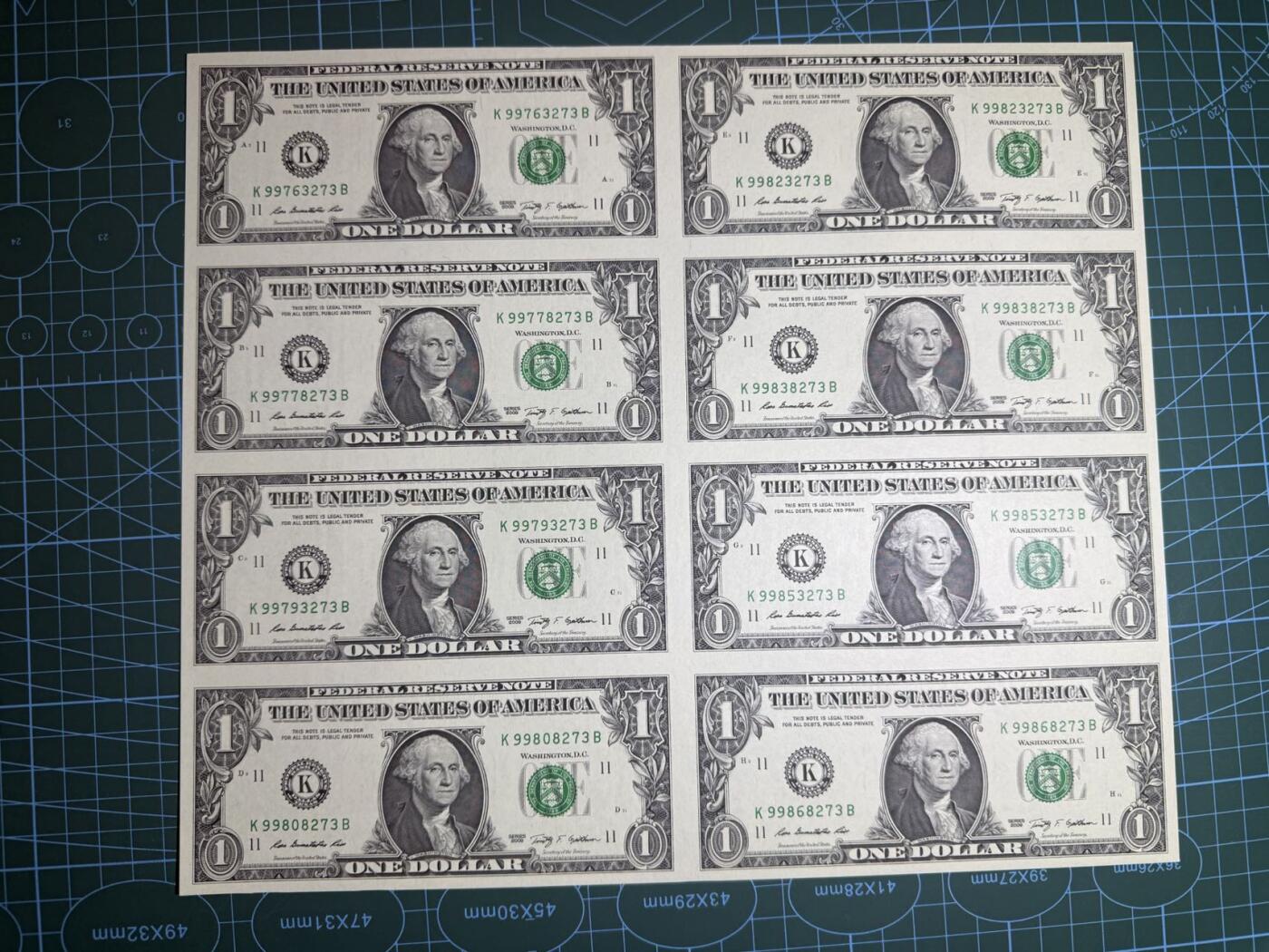 【炜奕收藏】，第五十二期 2009年美国1美元8连体，UNC品相，有轻微车轮印