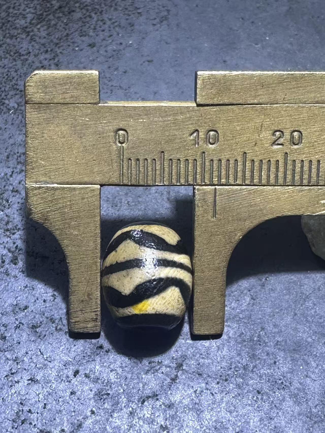 仅此一颗，精品藏传双虎牙玛瑙天珠一颗，。