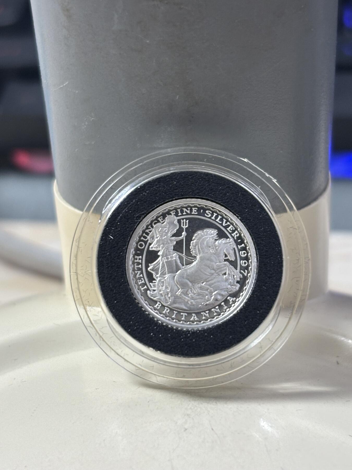 第184期拍卖 获奖英国1997年不列颠女神系列战车女神精制银币套原价3500元，获1999年度克劳斯最佳克朗币大奖，面值:20便士/50便士/1英镑/2英镑，年份：1997年，金属:958银，重量:3.24/8.11/16.22/32.54克，直径:16.5/22/27/40毫米，发行：15000套，有氧化