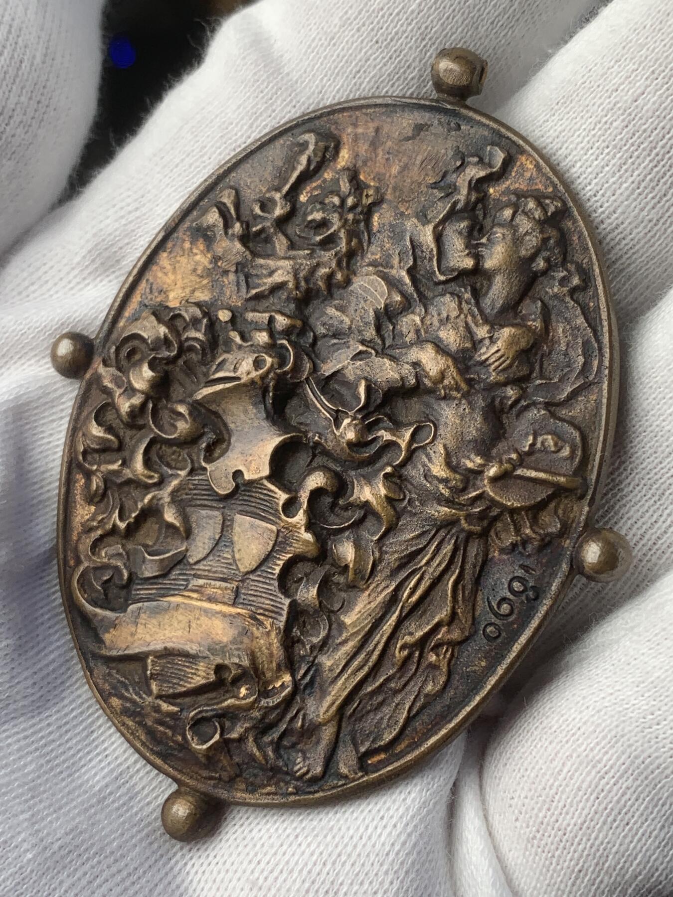 掌中浮雕-藏着的欧洲第044场 1890年奥地利维也纳艺术协会铜章，53.5*68.5mm，雕刻大师安东.沙夫（A.Scharff）作品，非常稀少罕见（背面部分文字被当时佩戴者抹去，已形成百年包浆)