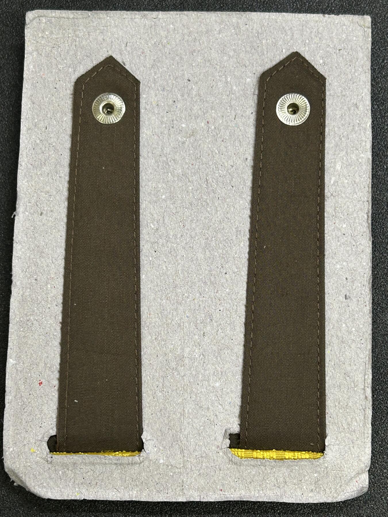 西秦中古拍卖第六十八期 越南人民军海军中尉肩章 库存未使用