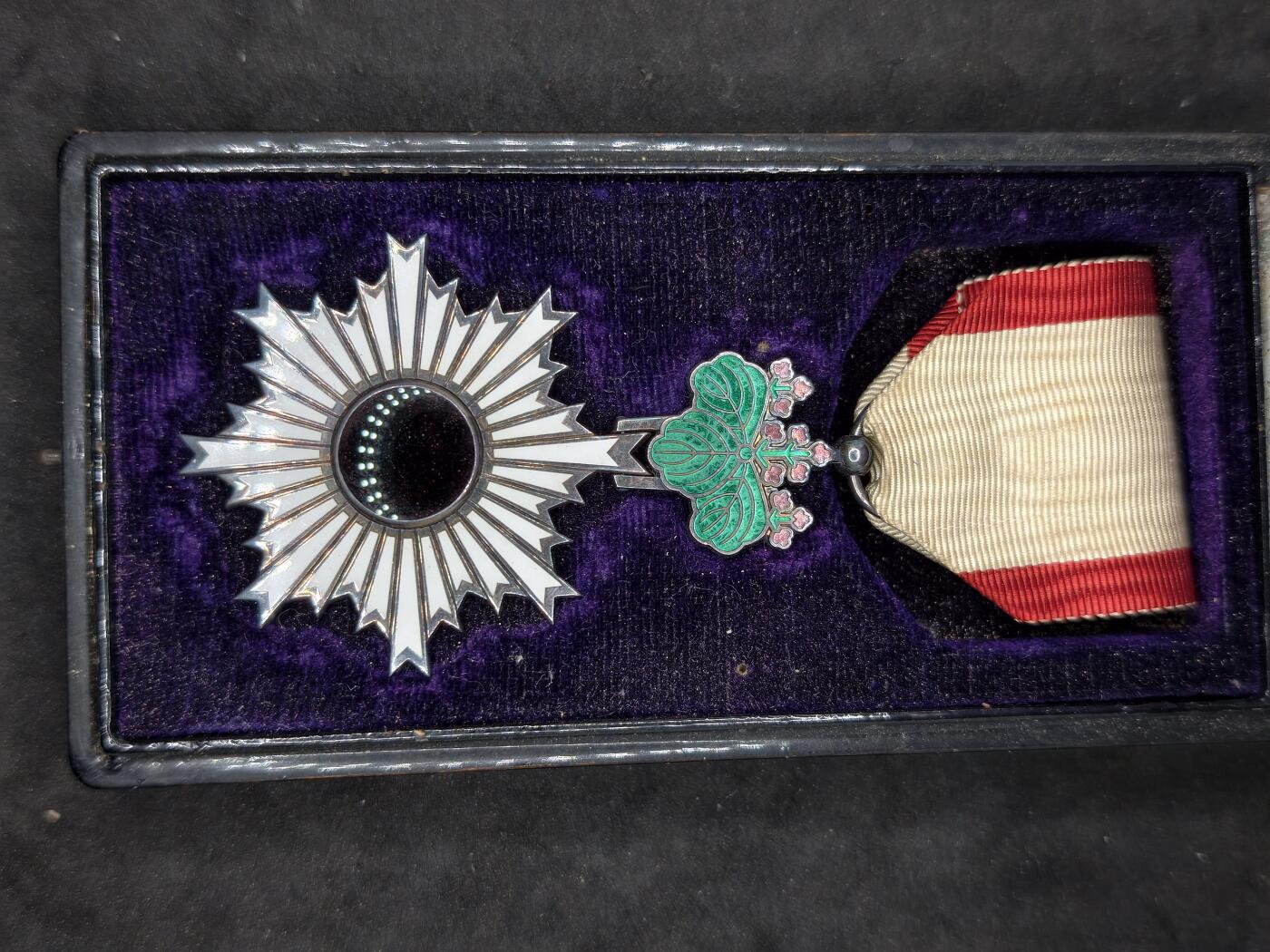 凯旋世界勋赏（第20期）（欢迎送拍）（对拍品有疑问请询问客服，不接受到手刀，出价默认拍品品相。请认真阅读拍卖规则！出价默认已认可！）（收到货请录制开箱视频，无视频概不处理问题。） 六等旭日带盒