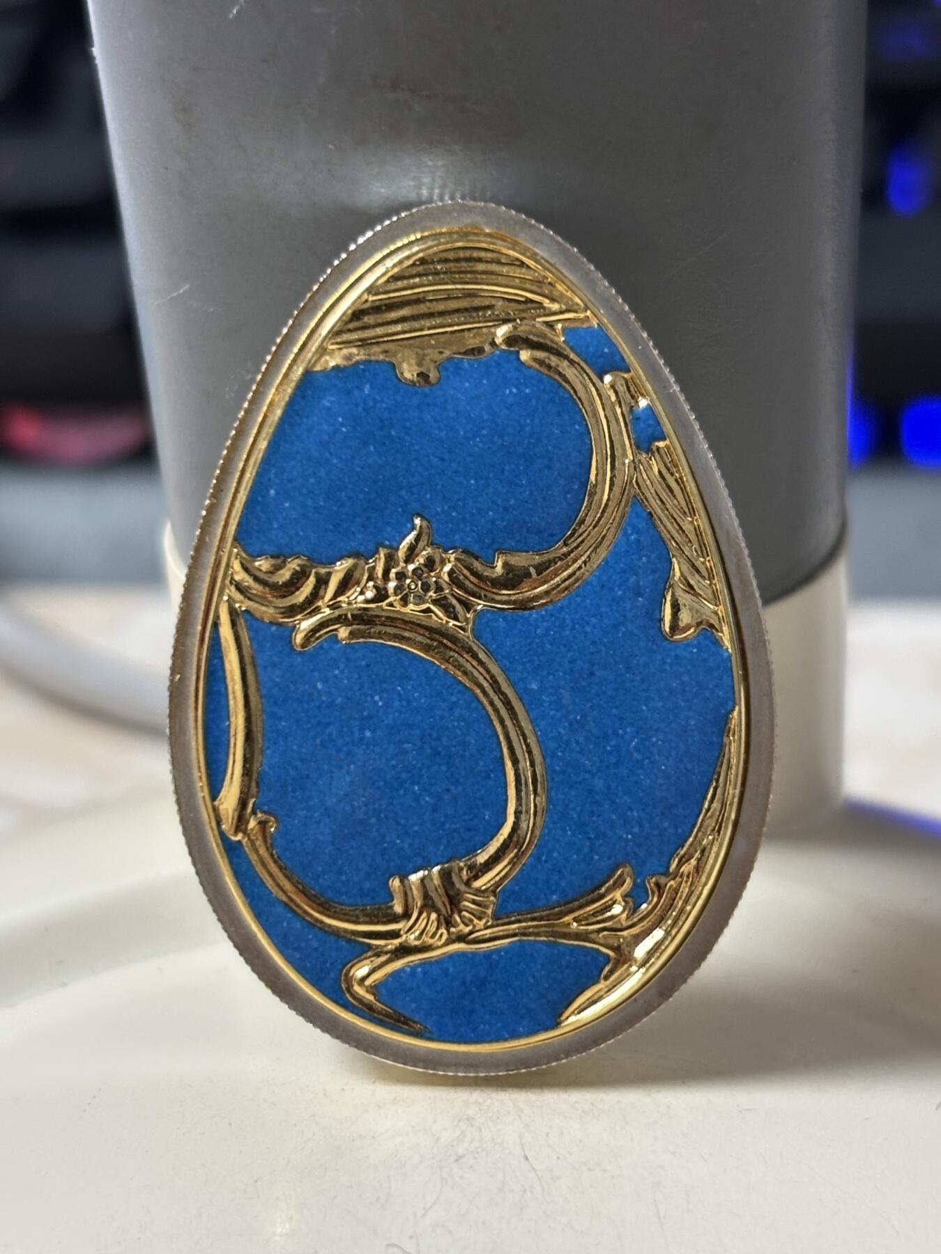 第184期拍卖 库克群岛2010年 皇家彩蛋系列-蓝色景泰蓝精制银币，  20克999银镀金，发行量：2500枚，有瑕疵，没有塑料盒