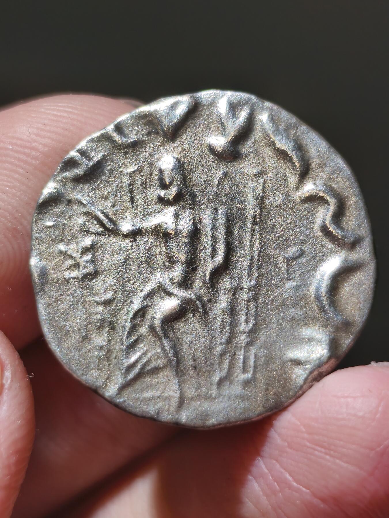 星盘世界钱币十二月六日古典币专场 印度希腊四德大银币，国王赫马厄斯，正面是国王头戴束发带，周围一圈希腊文背面是宙斯坐在简化的王座上，佉卢文铭文