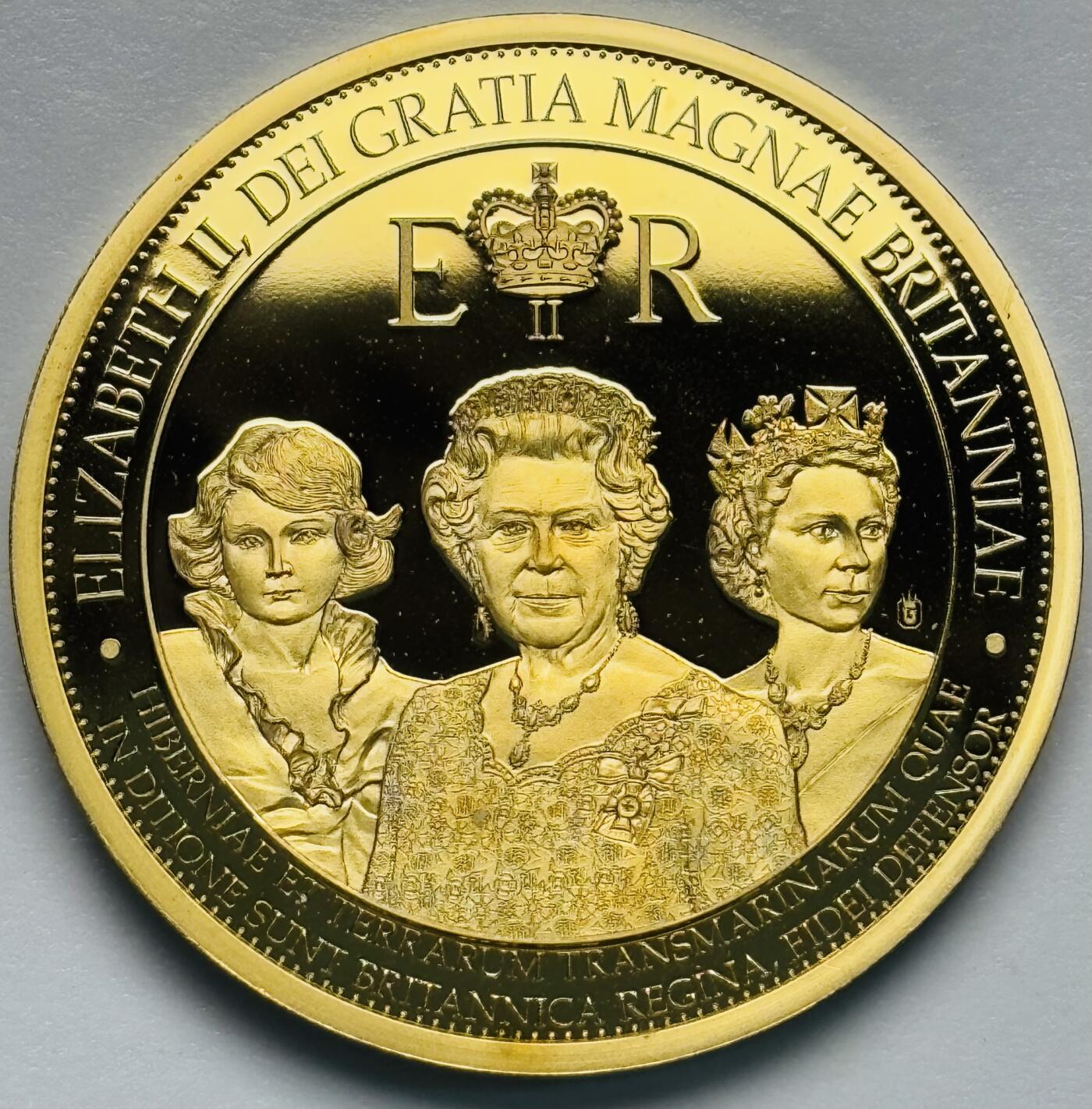 文馨钱币收藏第 283 场，【大雪鉴珍，寒英缀金】金银纪念币精品场，诚邀您的参与【长期接代拍品】 2016 年英国女王与她的两位女儿安妮公主和玛格丽公主，纪念  90 岁生日精制纪念章