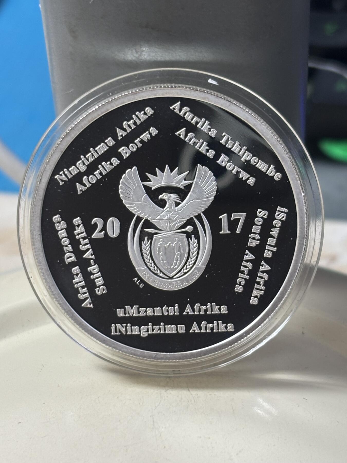 第184期拍卖 南非共和国2017年纪念世界首例心脏移植手术50周年全银精制套币，原装盒证封齐全，小的币有氧化，极富历史纪念意义的套币，发行量700套