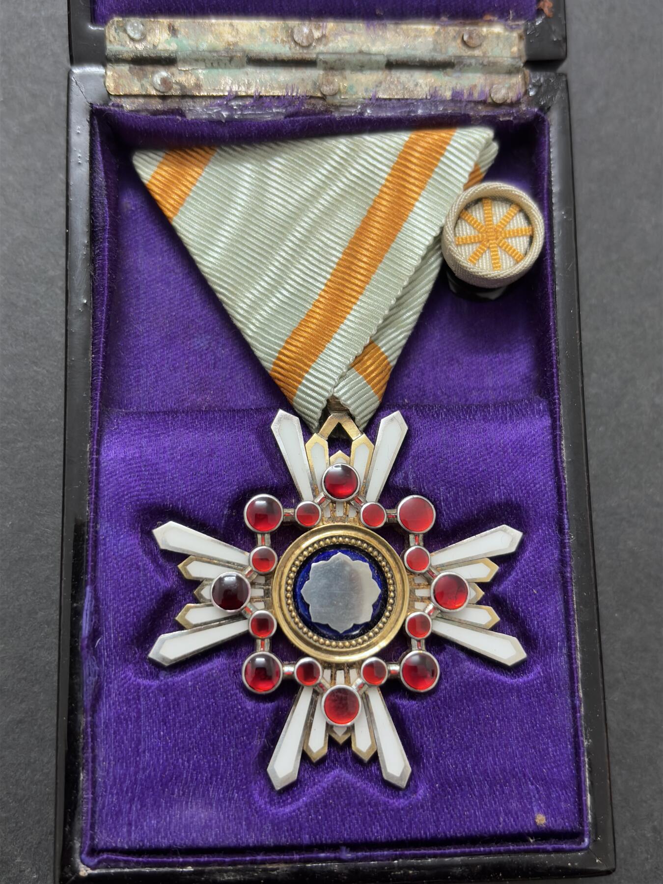 文馨钱币收藏第 283 场，【大雪鉴珍，寒英缀金】金银纪念币精品场，诚邀您的参与【长期接代拍品】 带原盒日本银勋章