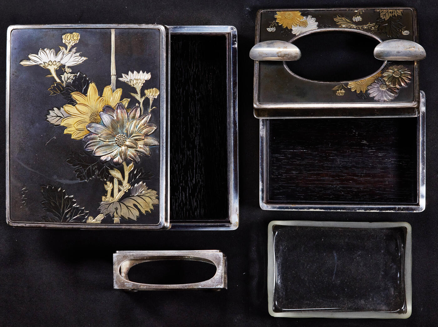 【俄甄集藏】2025年(045)12-03 星期三 晚 19:30 全场包邮 日本1930-1950年代簪花珐琅彩嵌银工艺古董烟具一套，工艺精湛，保存完好，分为烟丝盒、烟灰缸、火柴盒三件套，烟盒长：105mm，宽：85mm，高：35mm；烟灰缸长：85mm，宽：63mm，高：35mm；火柴盒长：56mm，宽：37mm，高：20mm，总重量：320.5克，收藏及实用佳品