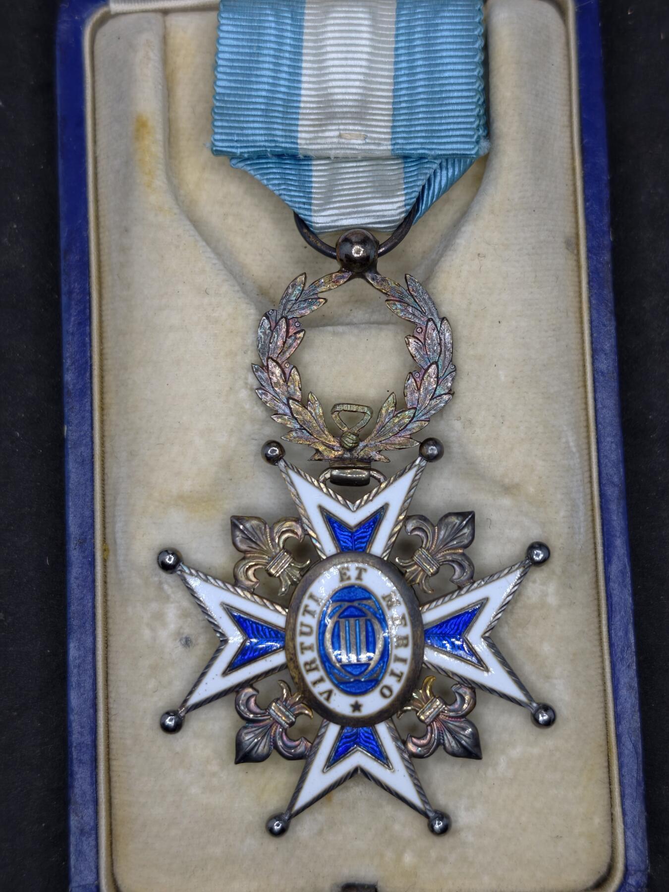 凯旋世界勋赏（第20期）（欢迎送拍）（对拍品有疑问请询问客服，不接受到手刀，出价默认拍品品相。请认真阅读拍卖规则！出价默认已认可！）（收到货请录制开箱视频，无视频概不处理问题。） 西班牙卡洛斯三世勋章原盒，阿方索十三世版本，银质画珐琅