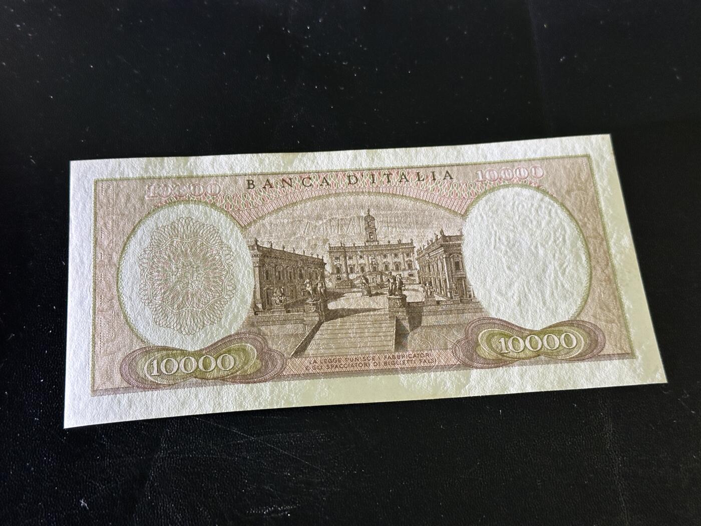 《外钞收藏家》第五百九十一期（畅拍场）（本平台长期征集拍品、欢迎藏友们联系合作） 1973年意大利1万里拉 UNC- 边角有潮斑 一个角不好