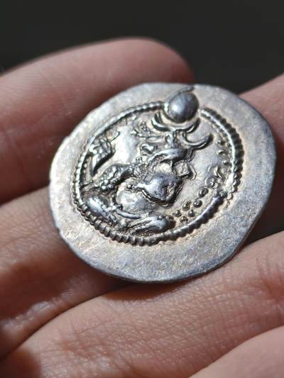 极美品！萨珊波斯1德拉克马银币，造于卑路斯一世第二次造币时期，RYW（瑞乌-阿尔达希尔）厂，无纪年，稀有，美品难遇
