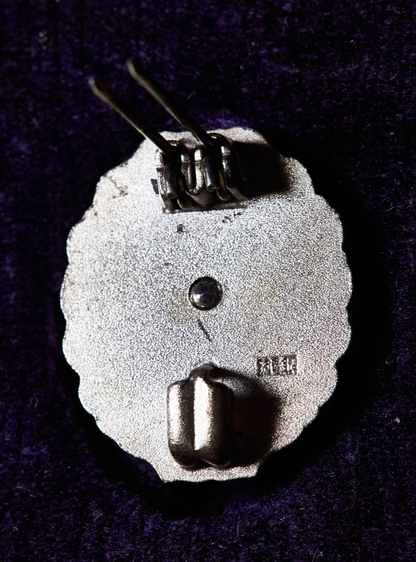 【俄甄集藏】2025年(045)12-03 星期三 晚 19:30 全场包邮 日本国有1950年代国有铁道功绩章，银质珐琅，尺寸：27mm x 22mm，重量：11.11克，999纯银，完美品相，原盒，授予在国有铁路工作满30年的优秀员工