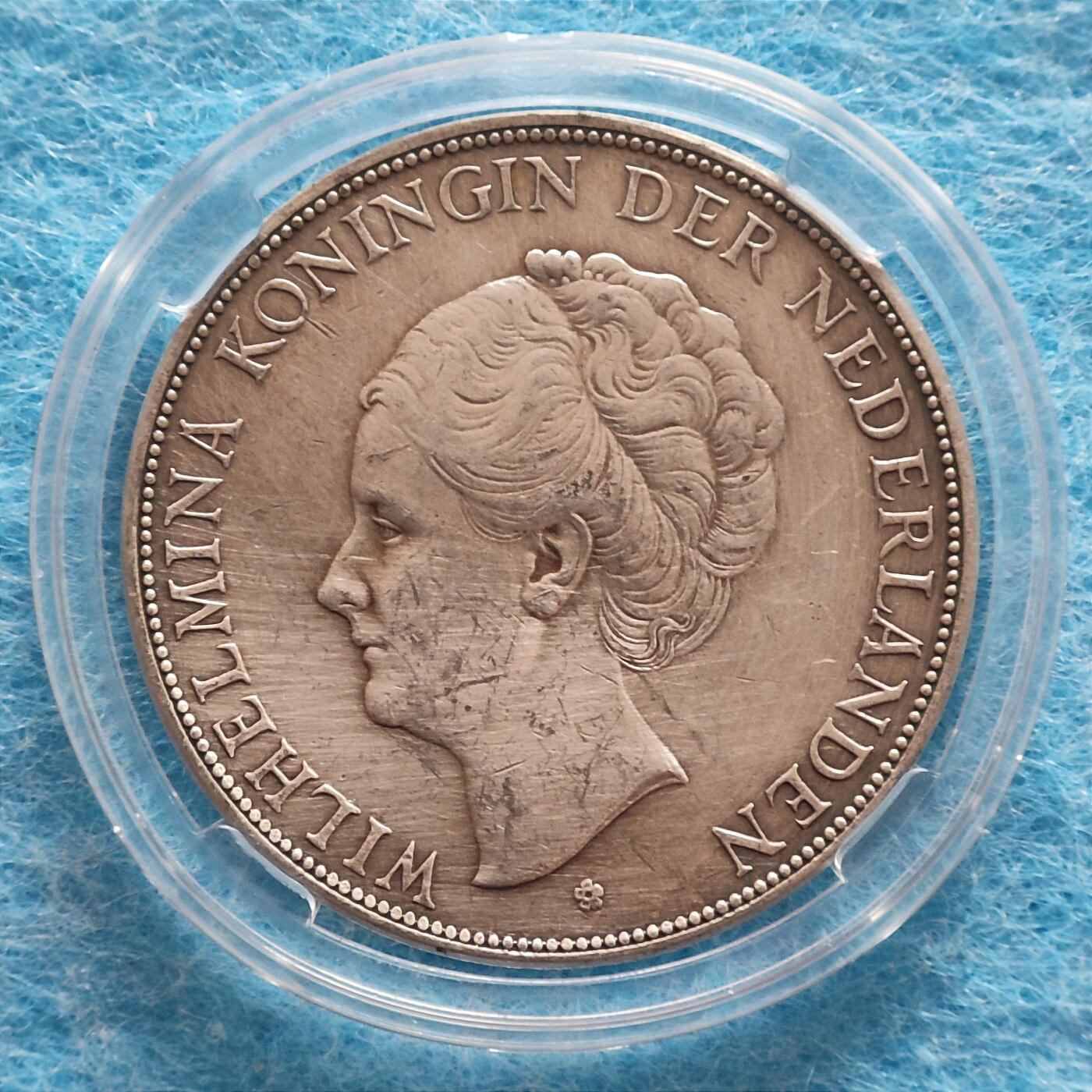 12月2日 🌏全球币章 较少品：1930年，荷兰，威廉明娜女王，2.5盾，银币，38㎜，25克（非纯银，2025年12月1日国际银价13元/克）旧品相