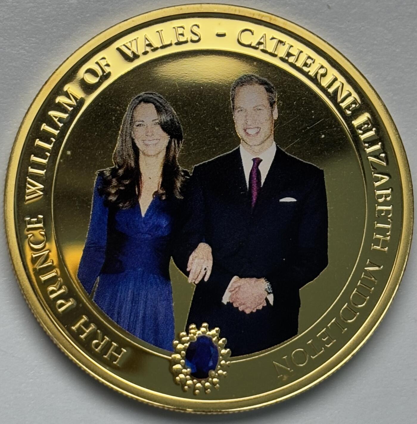 文馨钱币收藏第 283 场，【大雪鉴珍，寒英缀金】金银纪念币精品场，诚邀您的参与【长期接代拍品】 全新 2010 年库克群岛 皇室订婚 1 元精制镀金纪念币