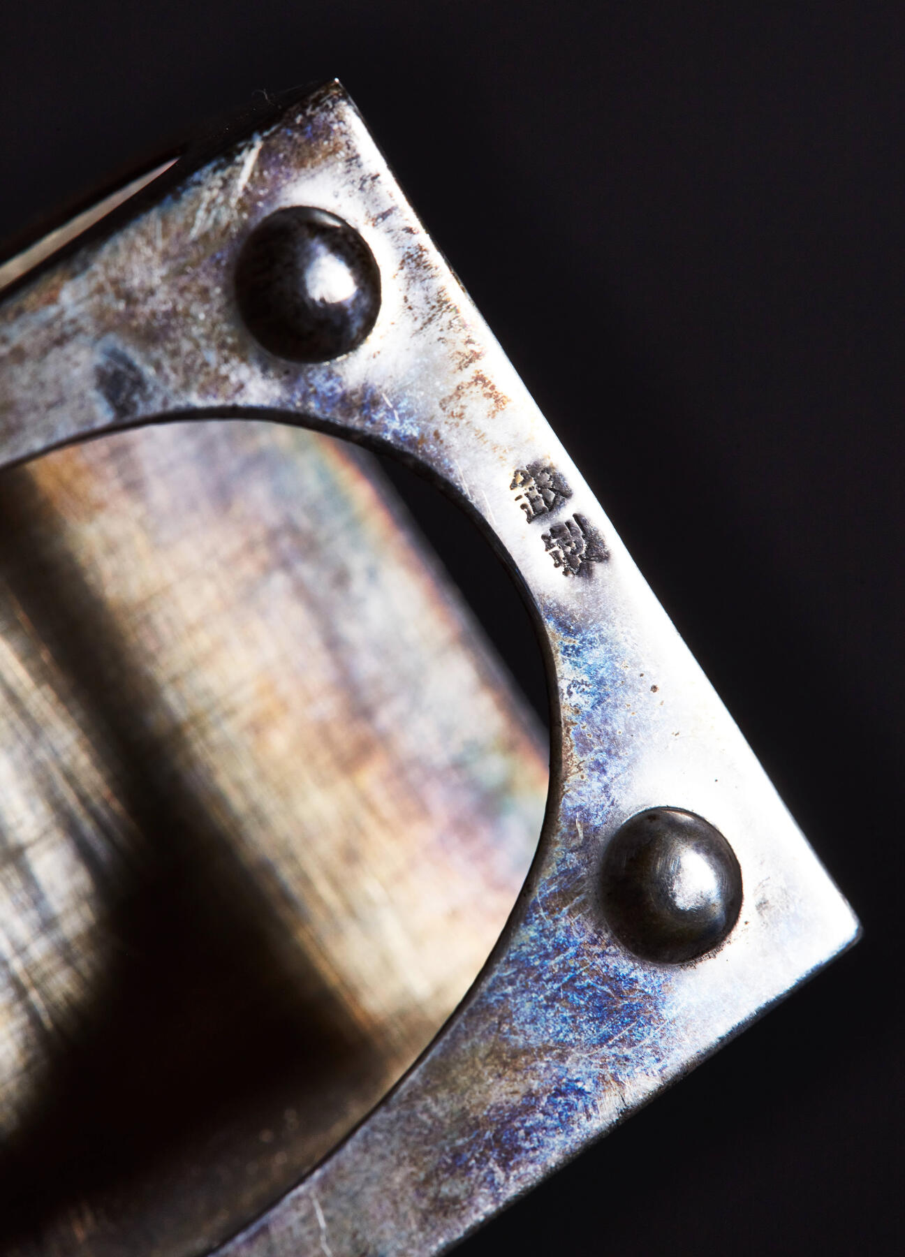 【俄甄集藏】2025年(045)12-03 星期三 晚 19:30 全场包邮 日本1930-1950年代簪花珐琅彩嵌银工艺古董烟具一套，工艺精湛，保存完好，分为烟丝盒、烟灰缸、火柴盒三件套，烟盒长：105mm，宽：85mm，高：35mm；烟灰缸长：85mm，宽：63mm，高：35mm；火柴盒长：56mm，宽：37mm，高：20mm，总重量：320.5克，收藏及实用佳品