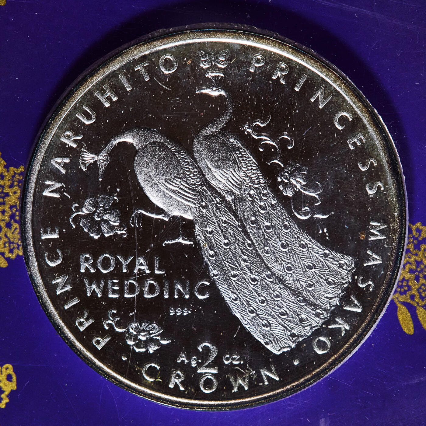 【俄甄集藏】2025年(045)12-03 星期三 晚 19:30 全场包邮 英属直布罗陀1993年纪念日本太子德仁皇室婚礼2盎司加厚精制大银币，卡装，直径：40mm，重量：63.207克，99.9%银，发行量20000枚，少见品种，币面完好，划痕污迹是外盒上的