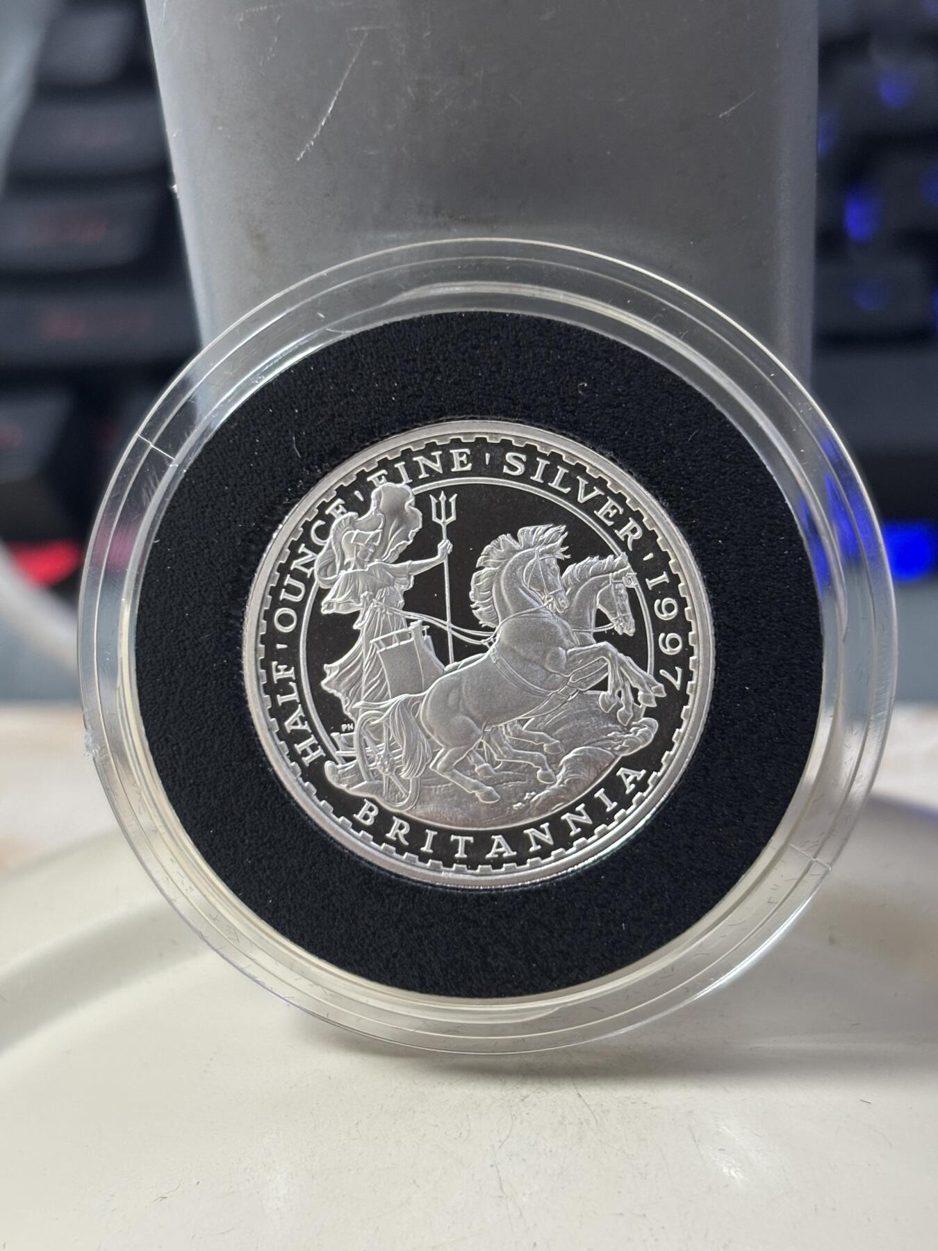 第184期拍卖 获奖英国1997年不列颠女神系列战车女神精制银币套原价3500元，获1999年度克劳斯最佳克朗币大奖，面值:20便士/50便士/1英镑/2英镑，年份：1997年，金属:958银，重量:3.24/8.11/16.22/32.54克，直径:16.5/22/27/40毫米，发行：15000套，有氧化