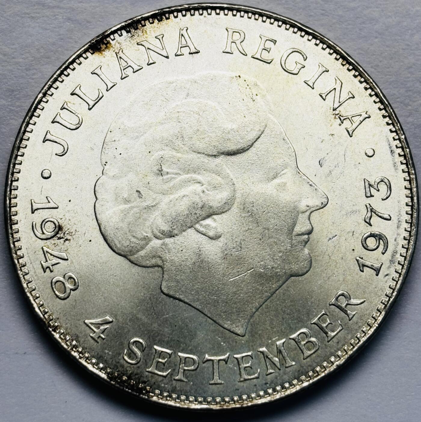 文馨钱币收藏第 283 场，【大雪鉴珍，寒英缀金】金银纪念币精品场，诚邀您的参与【长期接代拍品】 原光品相 1973 年荷兰朱莉安娜女王登基 25 周年 10 盾纪念大银币，25 克 720 高银，独年份