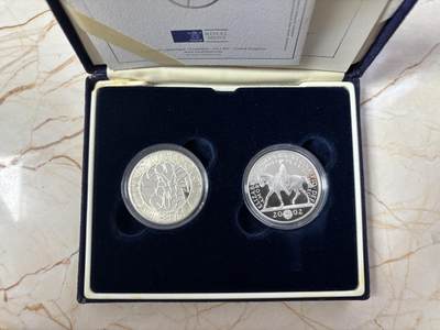 第184期拍卖 - 英国2002-2003年伊丽莎白女王登基50周年精制纪念银币 2枚套带盒证书，925银，28.28克*2,银价725