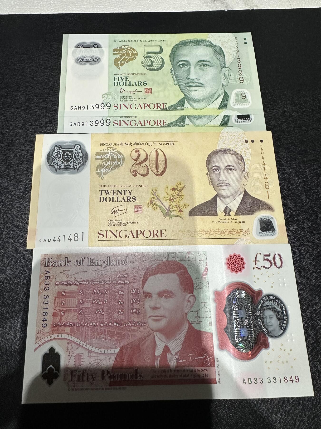 《外钞收藏家》第五百九十一期（畅拍场）（本平台长期征集拍品、欢迎藏友们联系合作） 新加坡塑料钞5元 2张999豹子号+20元纪念钞+英国女王塑料钞50镑 一起 全新UNC