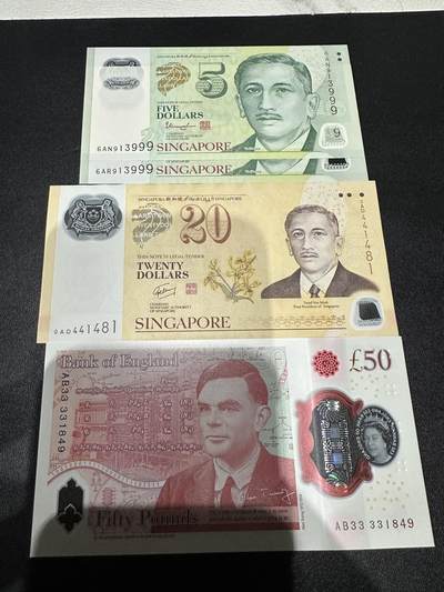 《外钞收藏家》第五百九十一期（畅拍场）（本平台长期征集拍品、欢迎藏友们联系合作） - 新加坡塑料钞5元 2张999豹子号+20元纪念钞+英国女王塑料钞50镑 一起 全新UNC