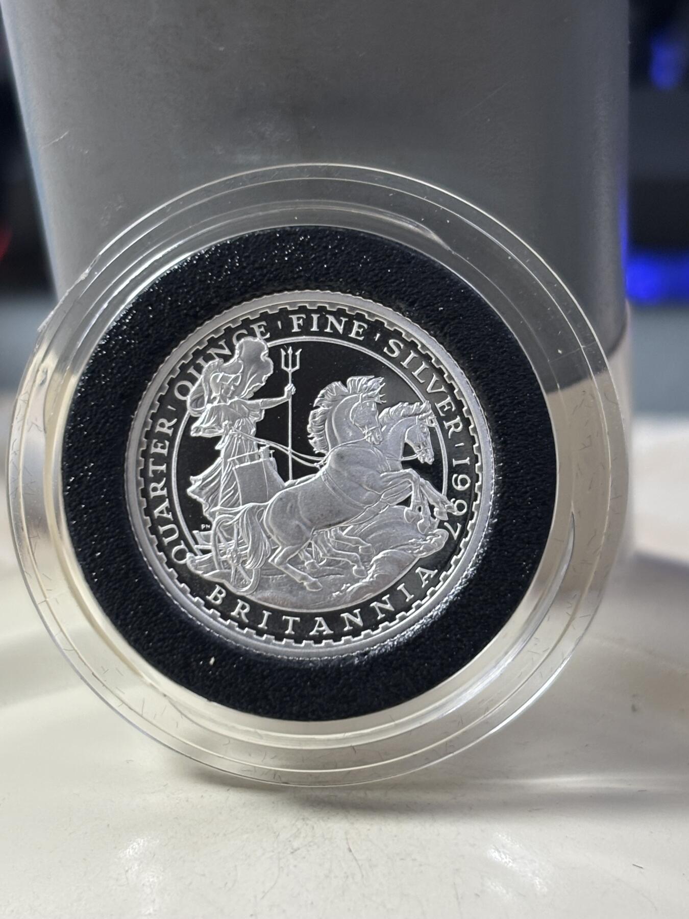 第184期拍卖 获奖英国1997年不列颠女神系列战车女神精制银币套原价3500元，获1999年度克劳斯最佳克朗币大奖，面值:20便士/50便士/1英镑/2英镑，年份：1997年，金属:958银，重量:3.24/8.11/16.22/32.54克，直径:16.5/22/27/40毫米，发行：15000套，有氧化